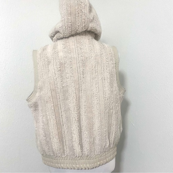 Maurices Faux Fur Hooded Vest size Large - Picture 5 of 12
